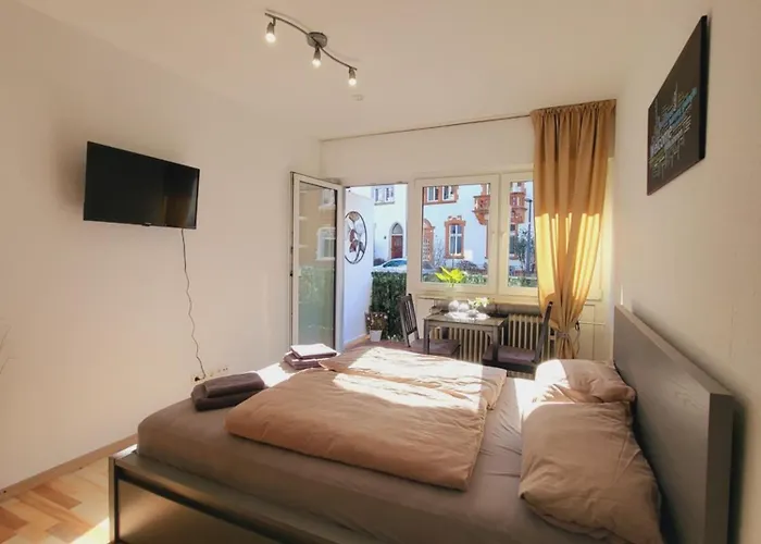 Zentrales Mit Balkon Und Parkplatz アパート